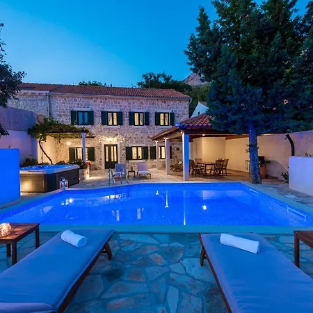 Marojica Villa *