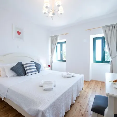 Marojica Villa *