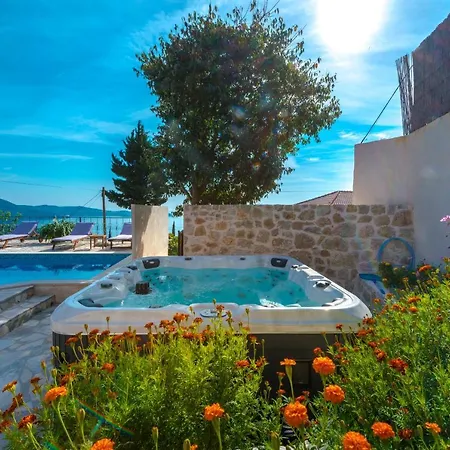 Villa Marojica *